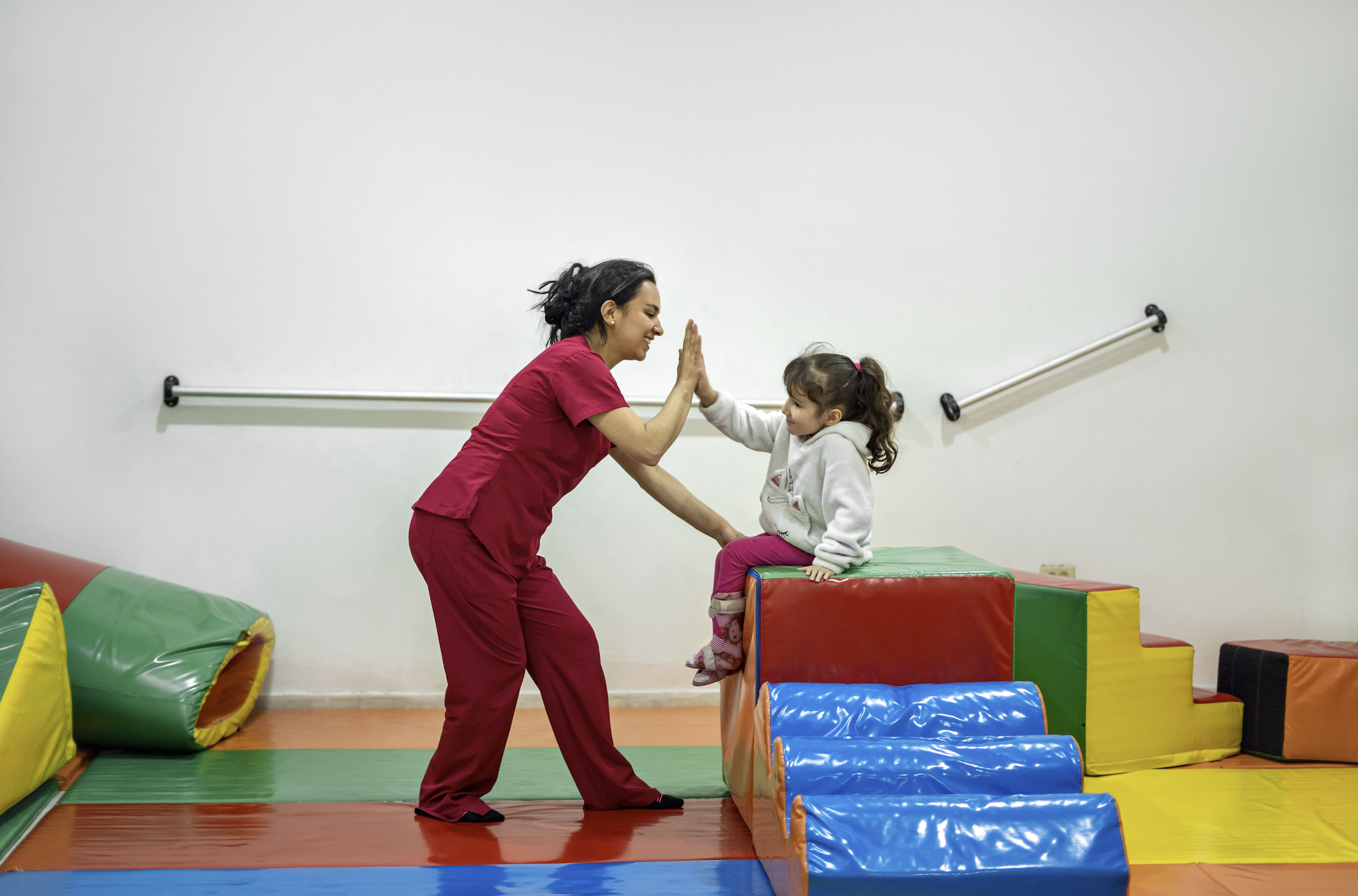 Παιδί συμμετέχει σε θεραπευτικό πρόγραμμα εργοθεραπείας Κόρινθος